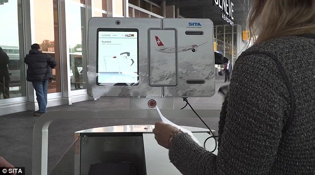 Робот Лео принимает багаж пассажиров на входе в аэропорт Женевы - 2